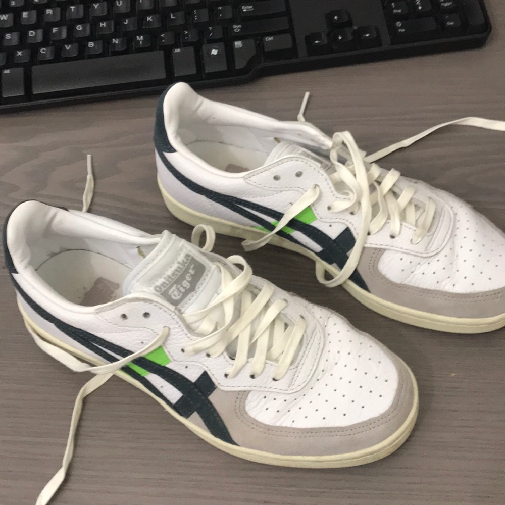 Tennis Shoes ( for tennis hard court )